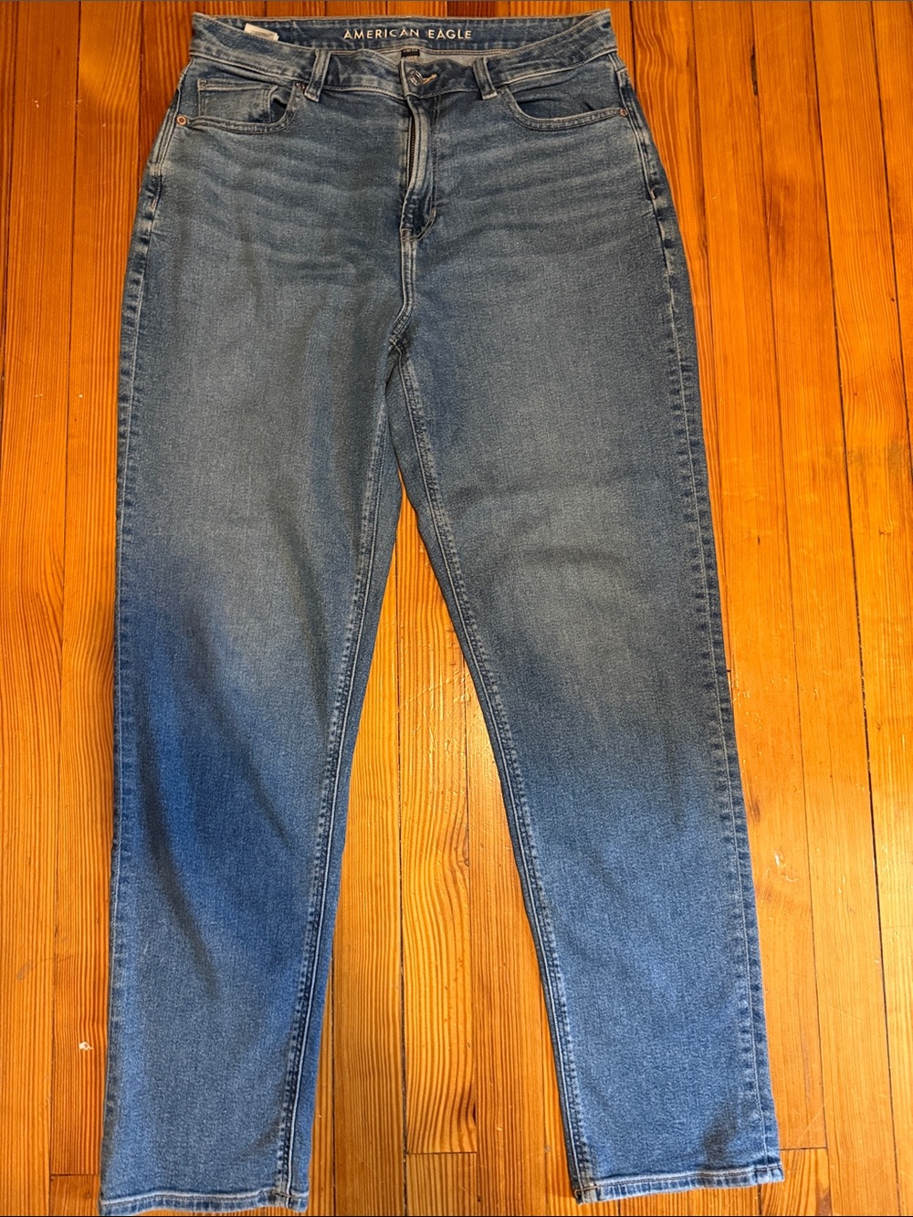 American Eagle Outfitters MOM JEAN High-Rise Jeans in Medium Blue Wash